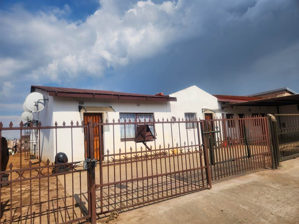 12 Bed House in Tembisa photo number 9