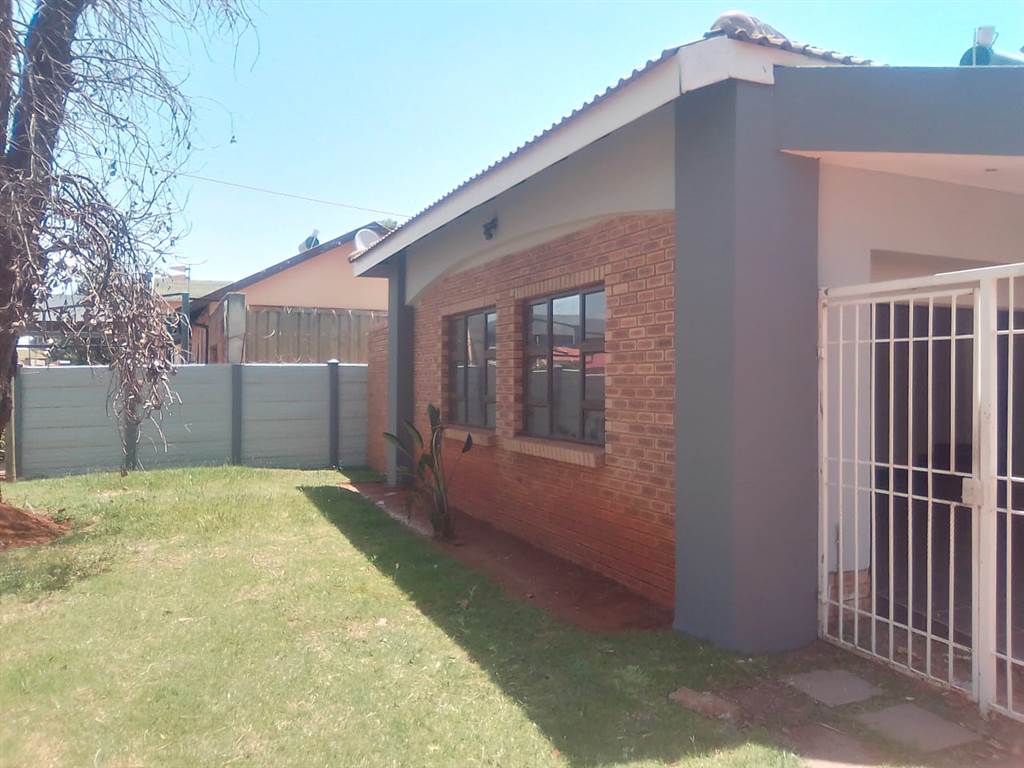 4 Bed House in Lenasia South photo number 24