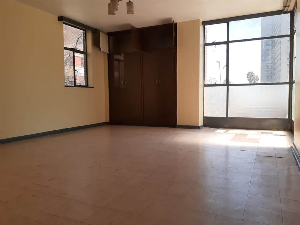 1 Bed Apartment in Hillbrow photo number 12