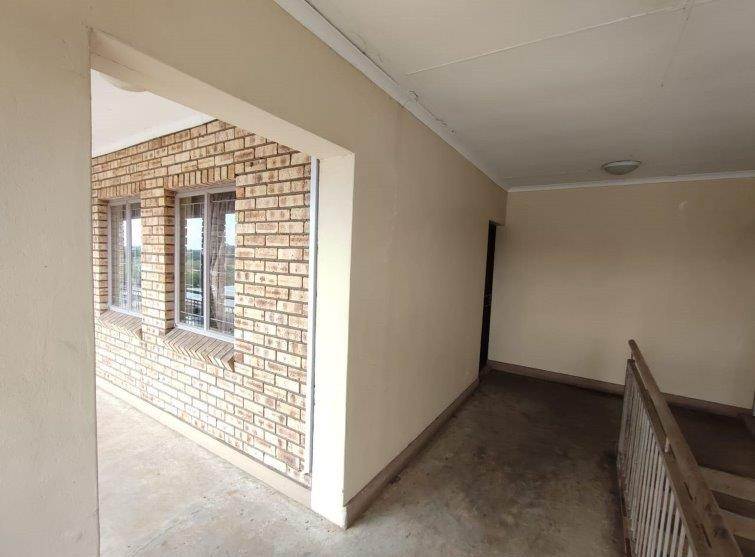 2 Bed Apartment in Bronkhorstspruit photo number 11