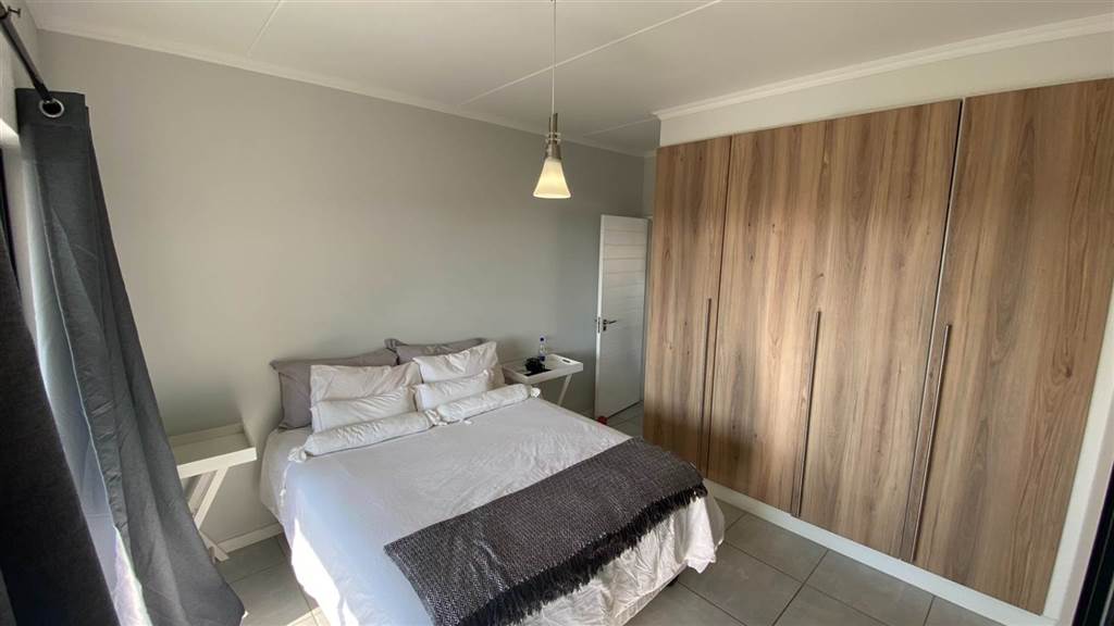 2 Bed Apartment in Kyalami photo number 5