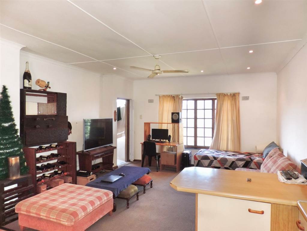 2 Bed Townhouse in Amanzimtoti photo number 3