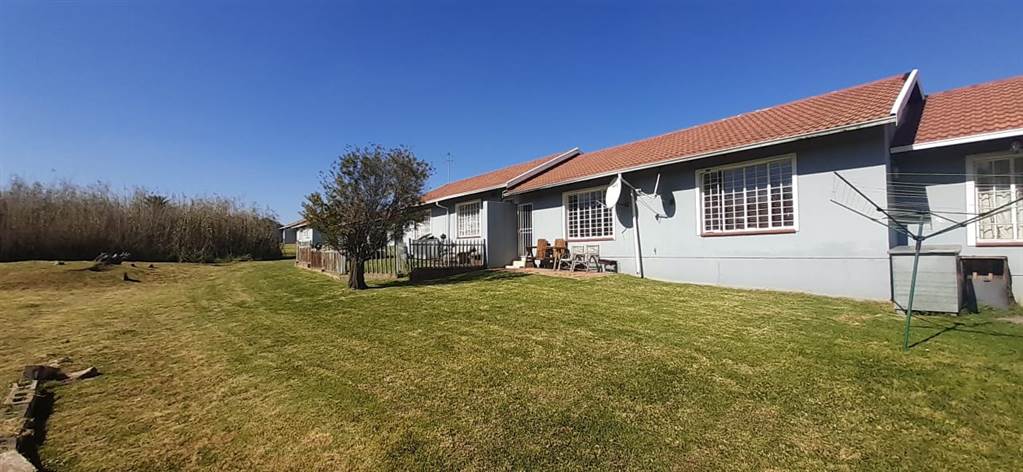 3 Bed Townhouse in Roodepoort West photo number 12