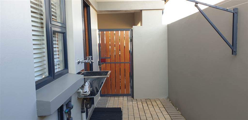 2 Bed Townhouse in Zesfontein AH photo number 3
