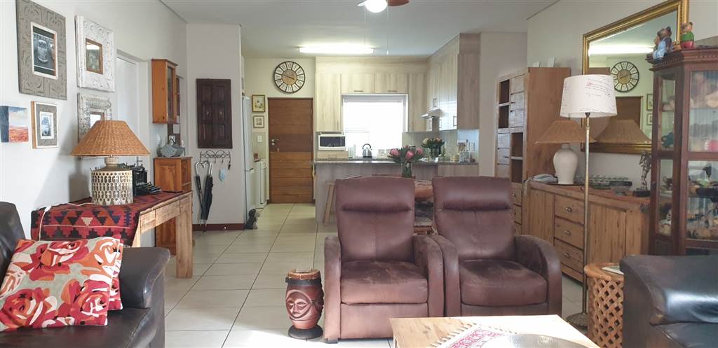 2 Bed Townhouse in Zesfontein AH photo number 11