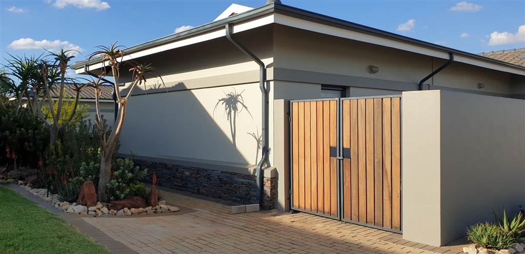 2 Bed Townhouse in Zesfontein AH photo number 1