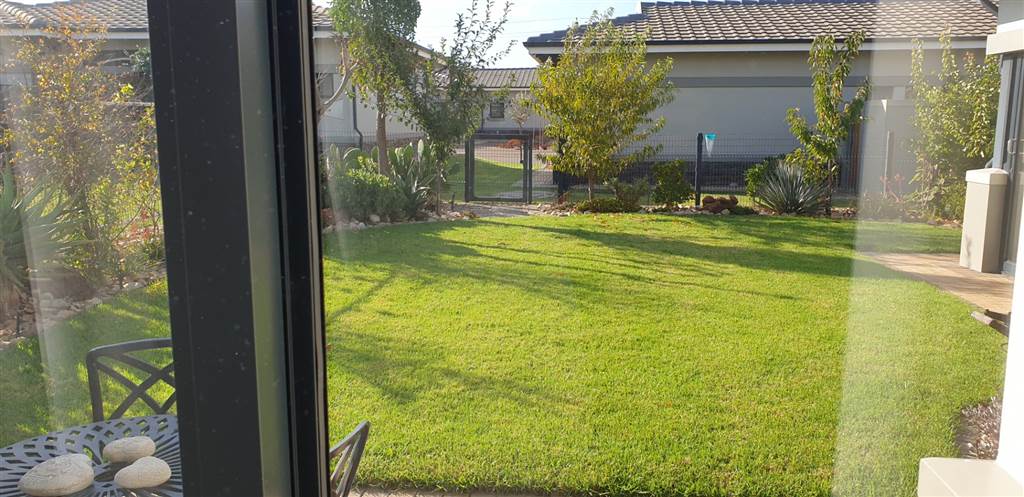 2 Bed Townhouse in Zesfontein AH photo number 21