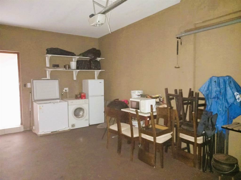 2 Bed Apartment in Uvongo photo number 13