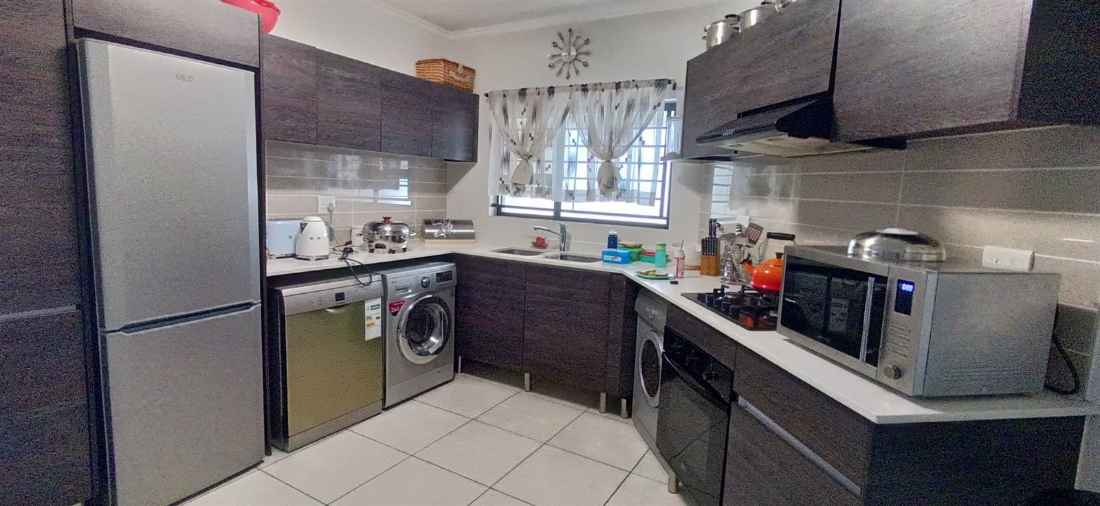 3 Bed Apartment in Modderfontein photo number 2