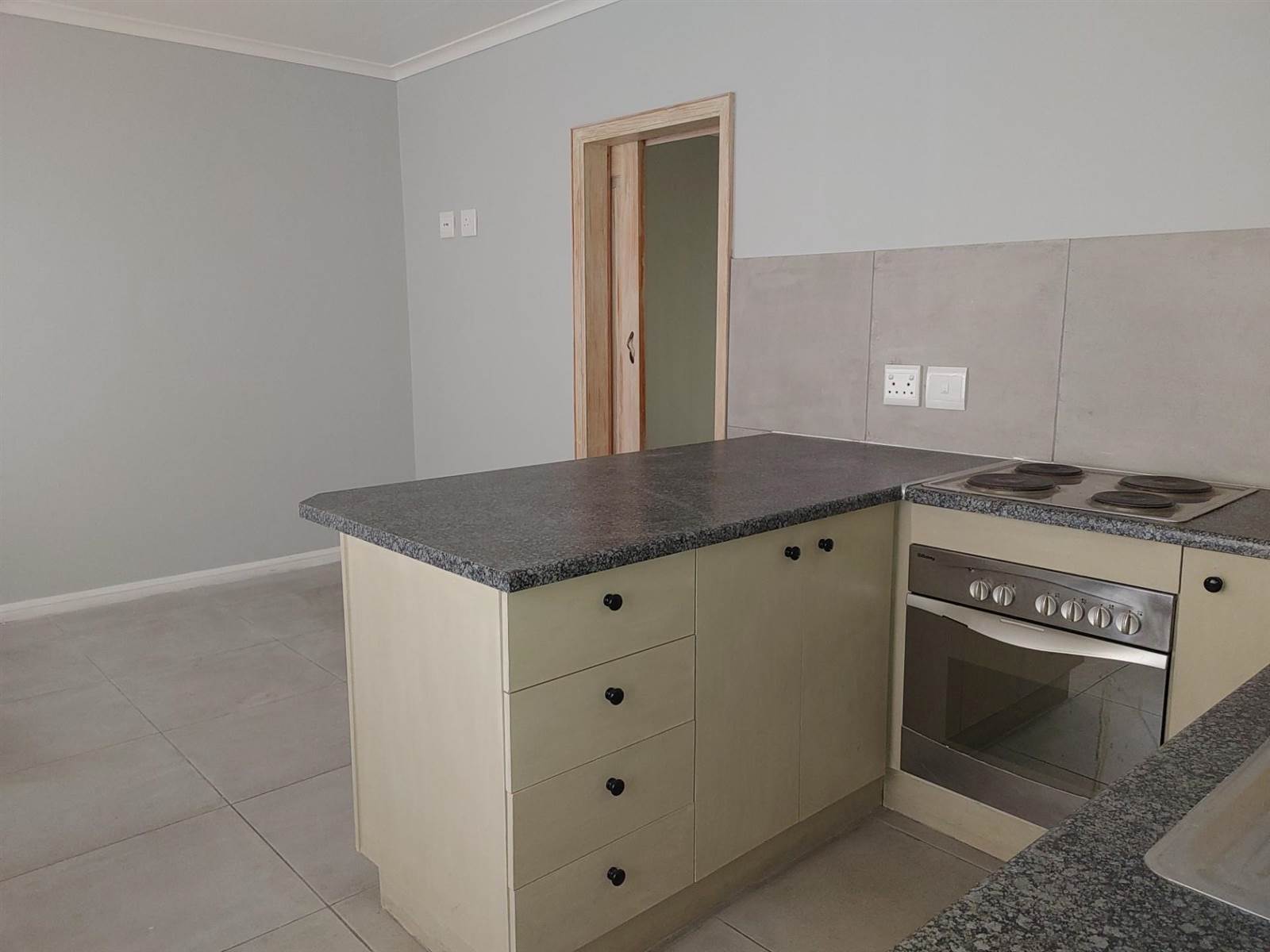 1 Bed Flat in Durbanville Central photo number 4