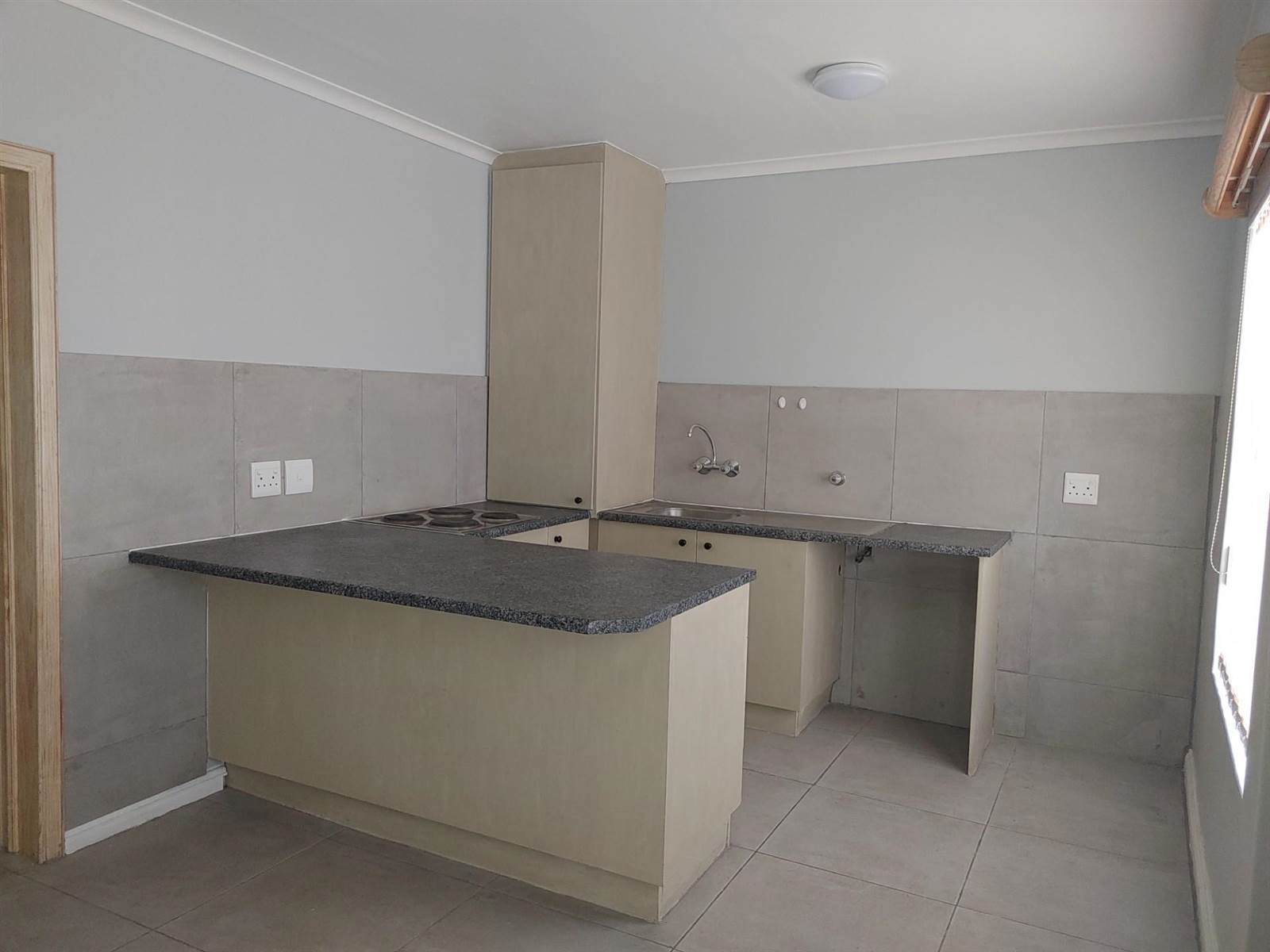 1 Bed Flat in Durbanville Central photo number 3