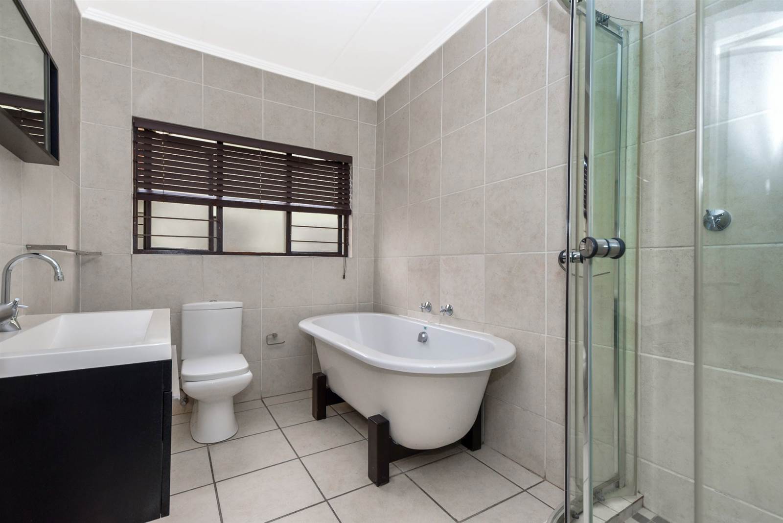 3 Bed Apartment in Douglasdale photo number 8