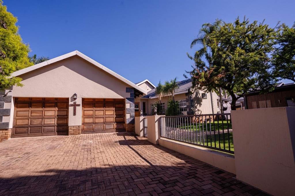 4 Bed House in Wilkoppies photo number 7