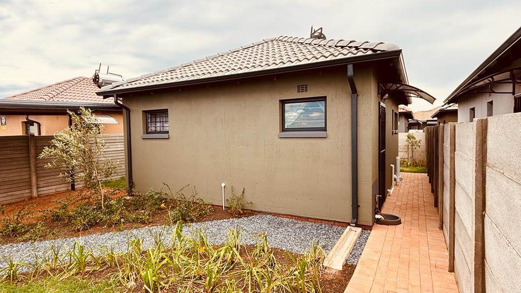2 Bed House in Dobsonville photo number 12