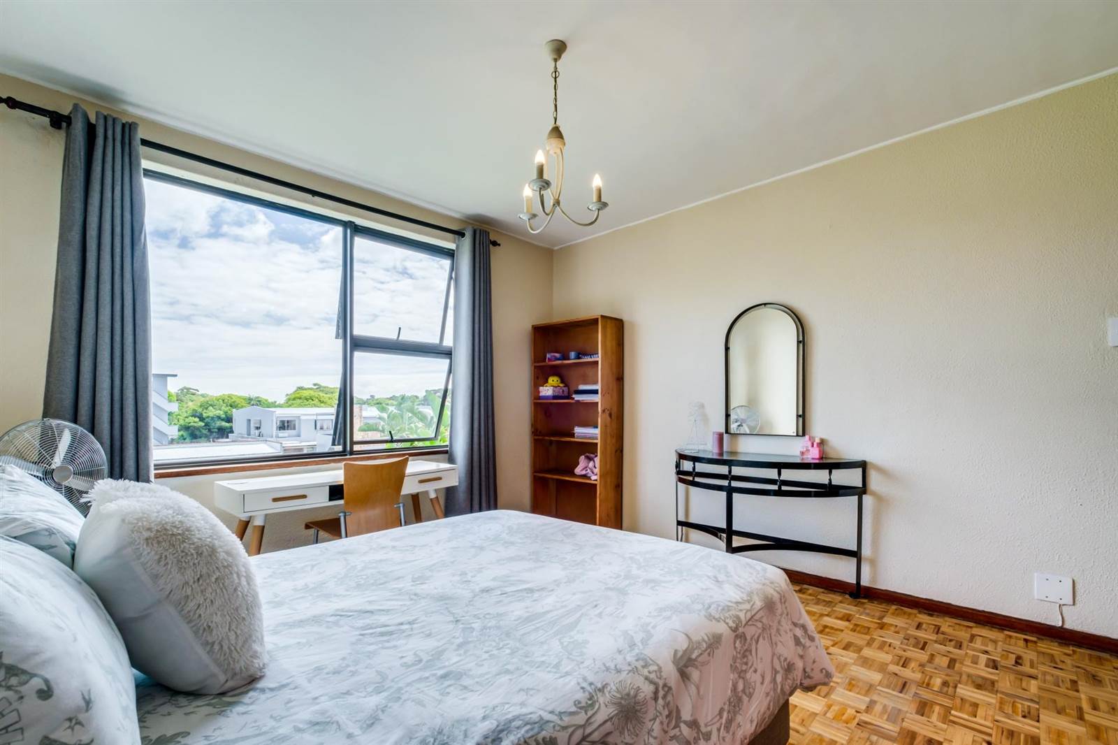 2 Bed Apartment in Rosebank photo number 13