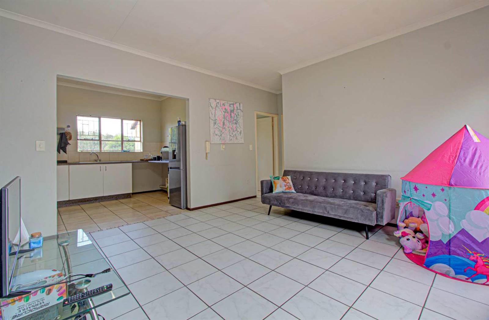 2 Bed Apartment in Wilgeheuwel photo number 4