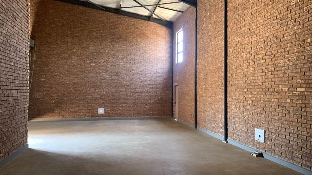 280  m² Industrial space in Monavoni photo number 3