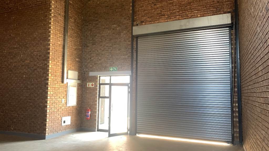280  m² Industrial space in Monavoni photo number 4