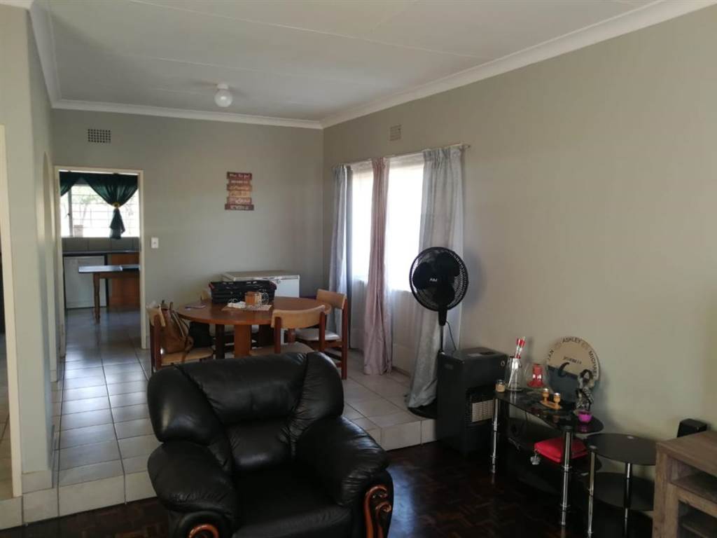3 Bed House in Meyerton Central photo number 4