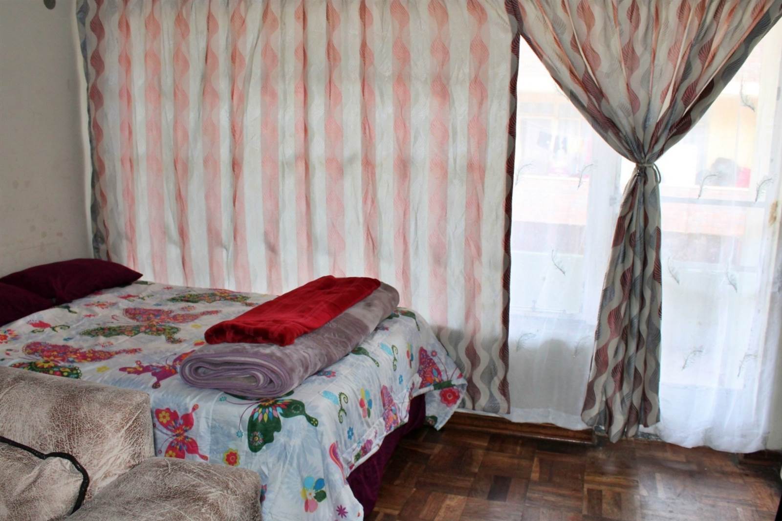 2 Bed Apartment in Port Elizabeth Central photo number 9