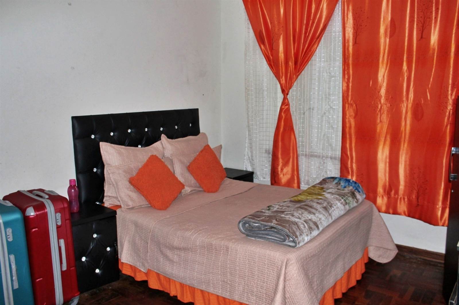 2 Bed Apartment in Port Elizabeth Central photo number 6