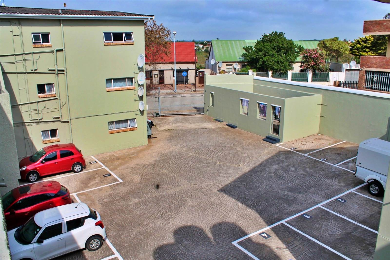 2 Bed Apartment in Port Elizabeth Central photo number 16