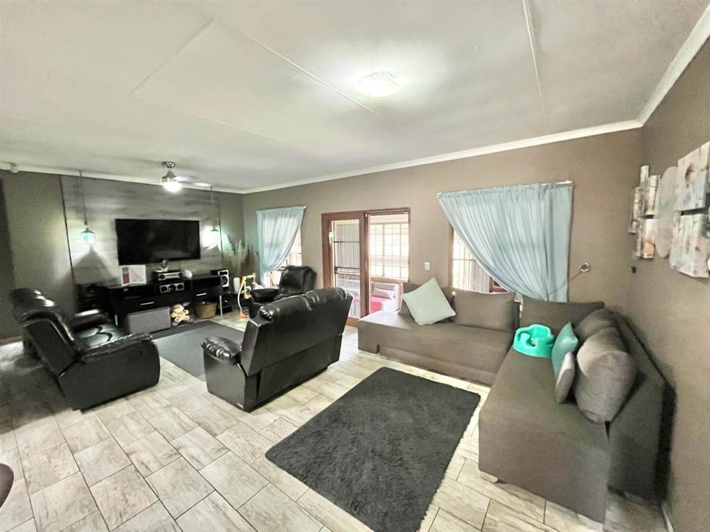 3 Bed Townhouse in Kriel photo number 2