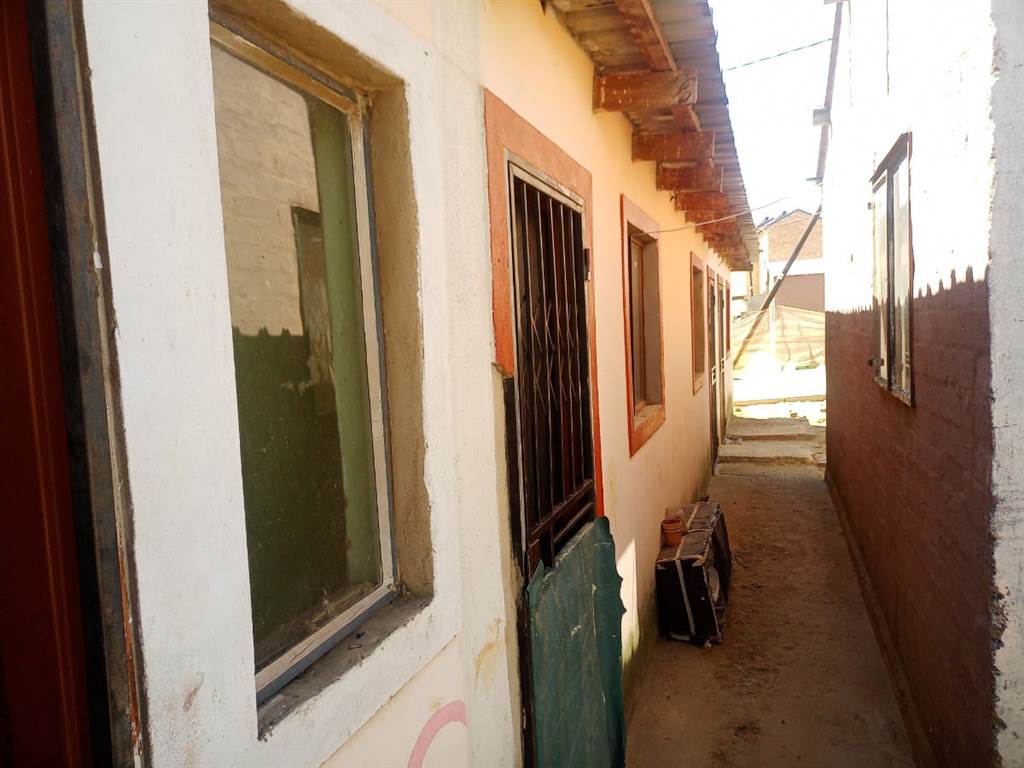 2 Bed House in Durban Roodepoort Deep photo number 4