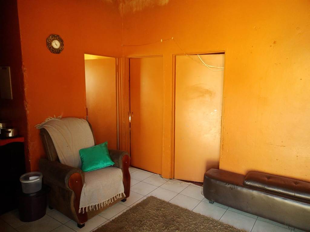 2 Bed House in Durban Roodepoort Deep photo number 3