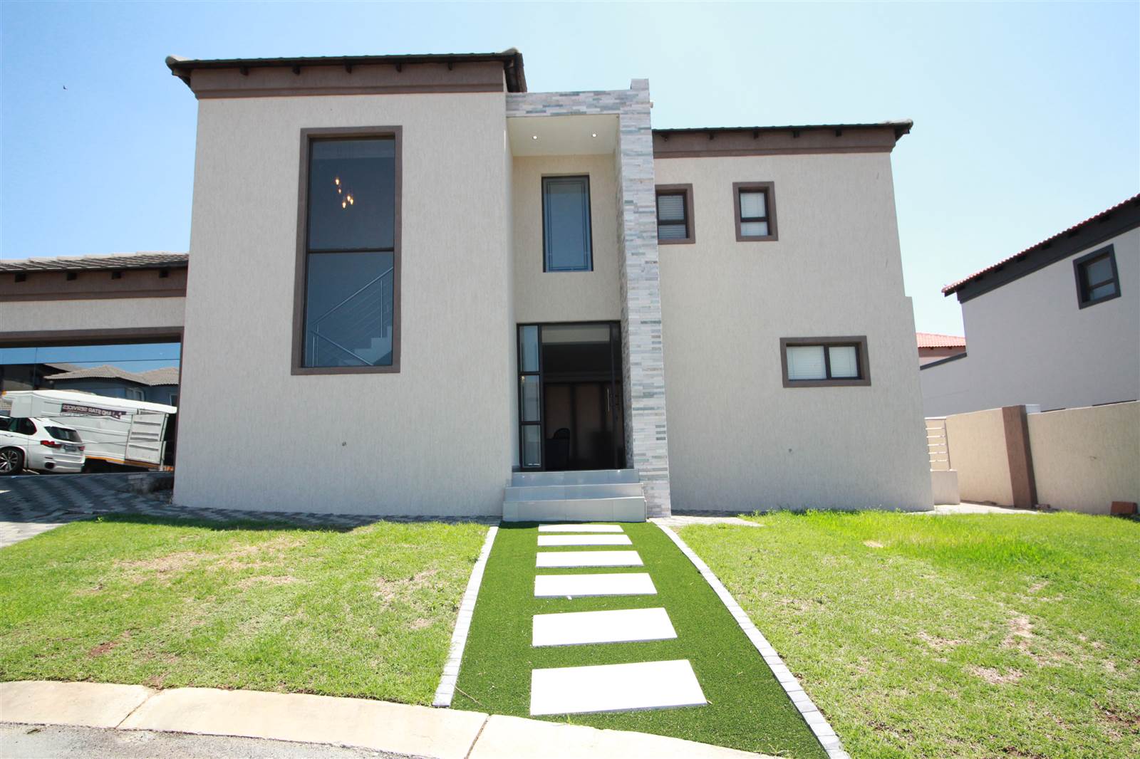 3 Bed House in Blue Valley Golf Estate photo number 2