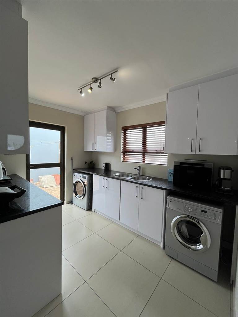 4 Bed House in Bloubergstrand photo number 12