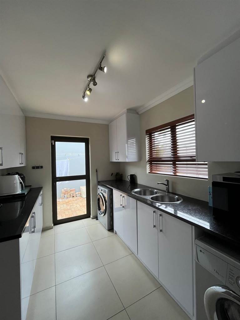4 Bed House in Bloubergstrand photo number 13