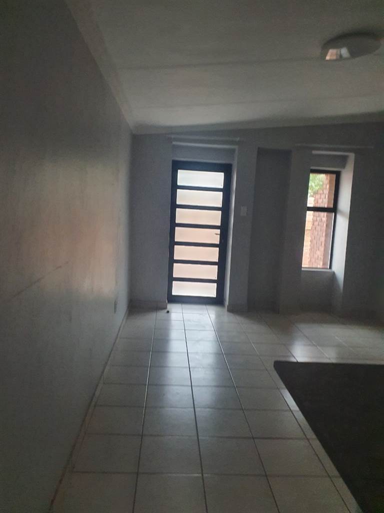 1 Bed Apartment in Postmasburg photo number 2