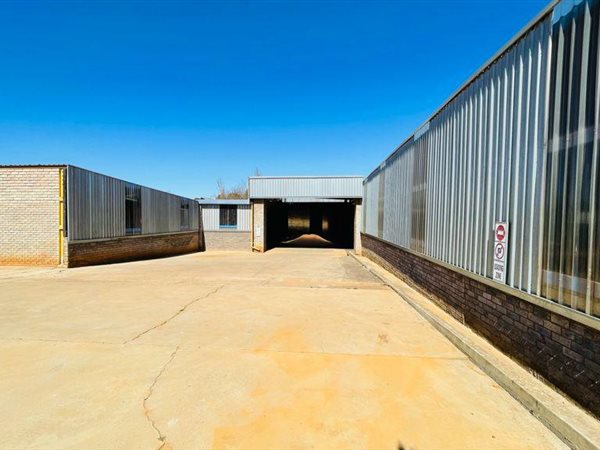 4 300  m² Industrial space