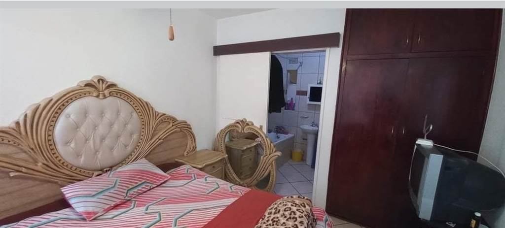 1 Bed Apartment in Amalinda North photo number 5