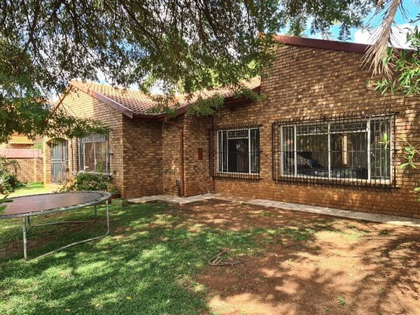 4 Bed House in Montana Park