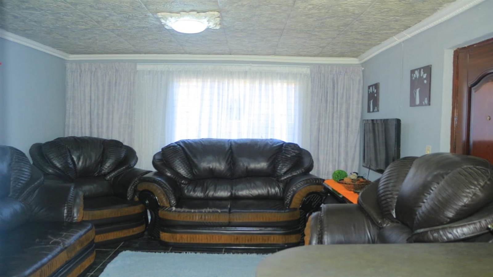 2 Bed House in Tlhabane photo number 2