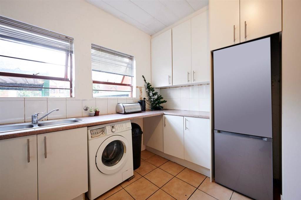 2 Bed Apartment in Sunninghill photo number 13
