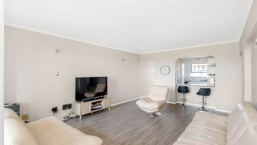 2 Bed Apartment in Kensington B photo number 7