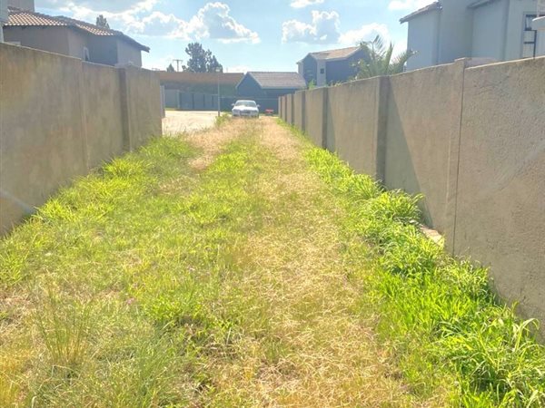 906 m² Land available in Thatchfield