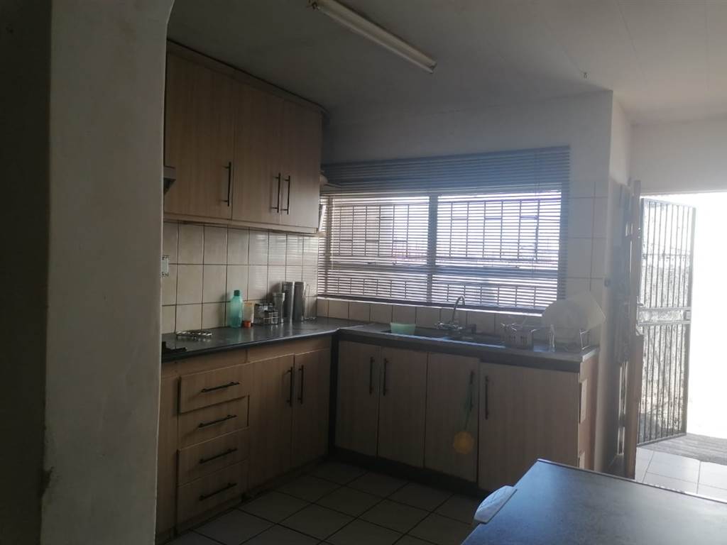 3 Bed Apartment in Welkom photo number 6
