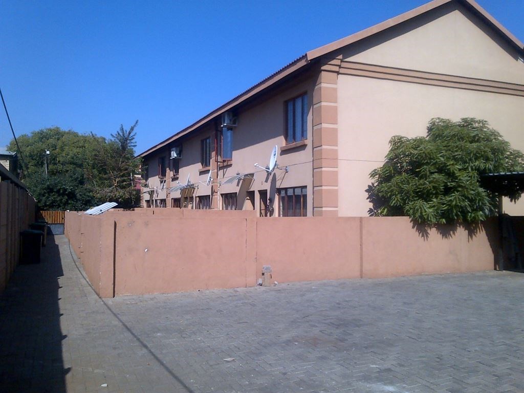 2 Bed Townhouse in Rustenburg Central photo number 11