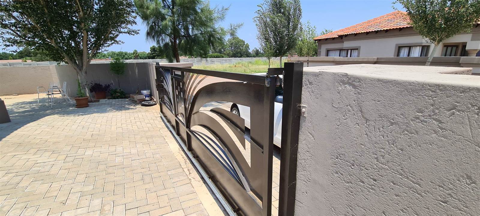 3 Bed Townhouse in Wilkoppies photo number 6