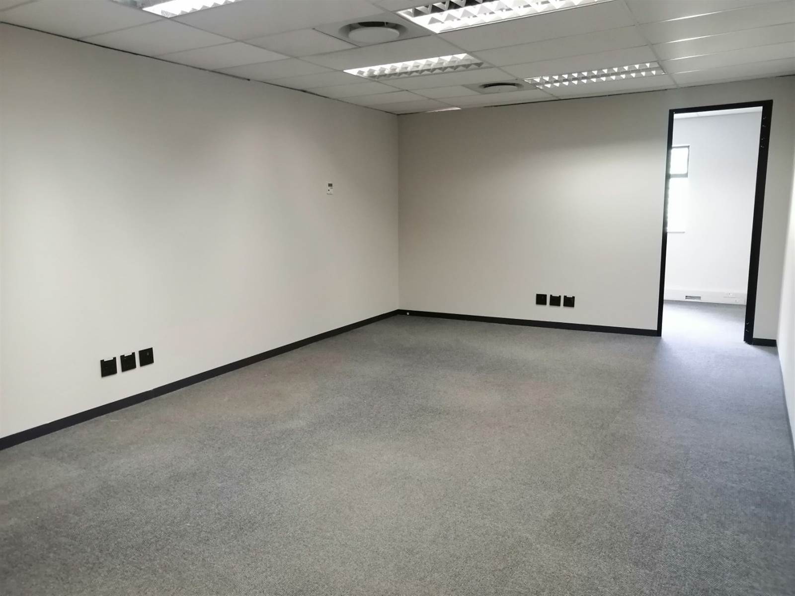 30000  m² Office Space in Die Hoewes photo number 4