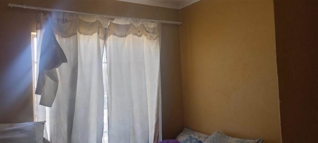 2 Bed Apartment in Witbank Central photo number 13