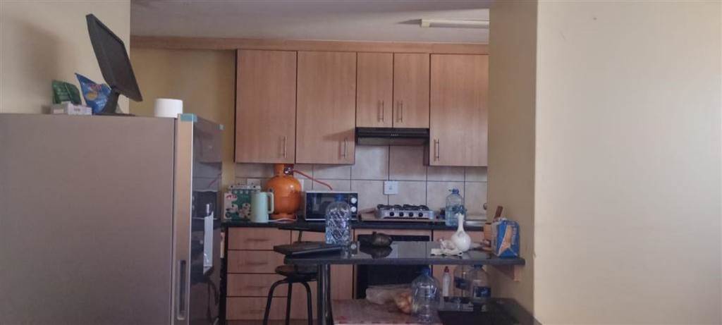 2 Bed Apartment in Witbank Central photo number 8