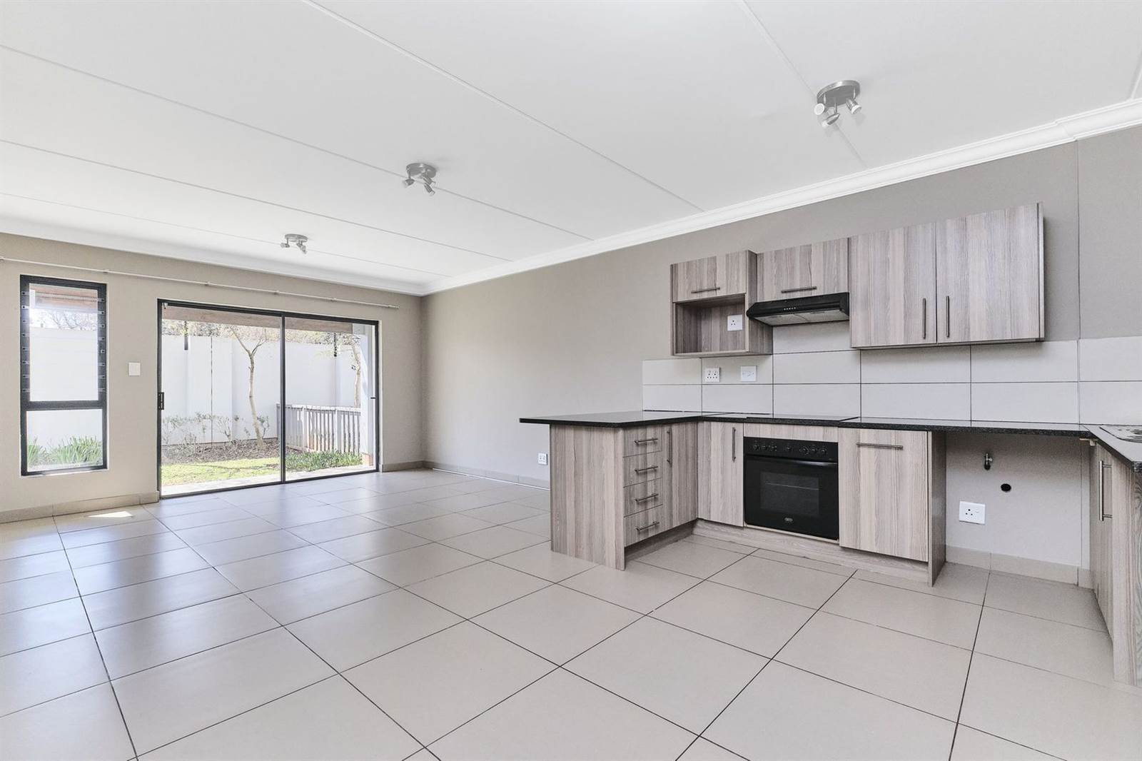 2 Bed Apartment in Fourways photo number 19
