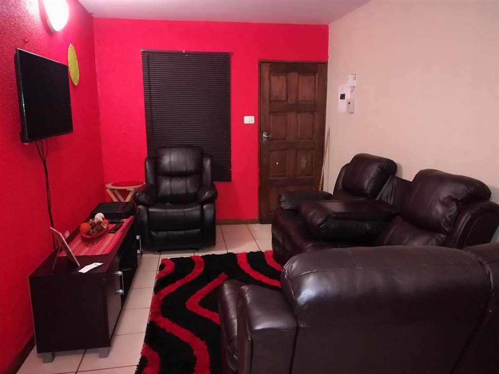 2 Bed Apartment in Polokwane Central photo number 2