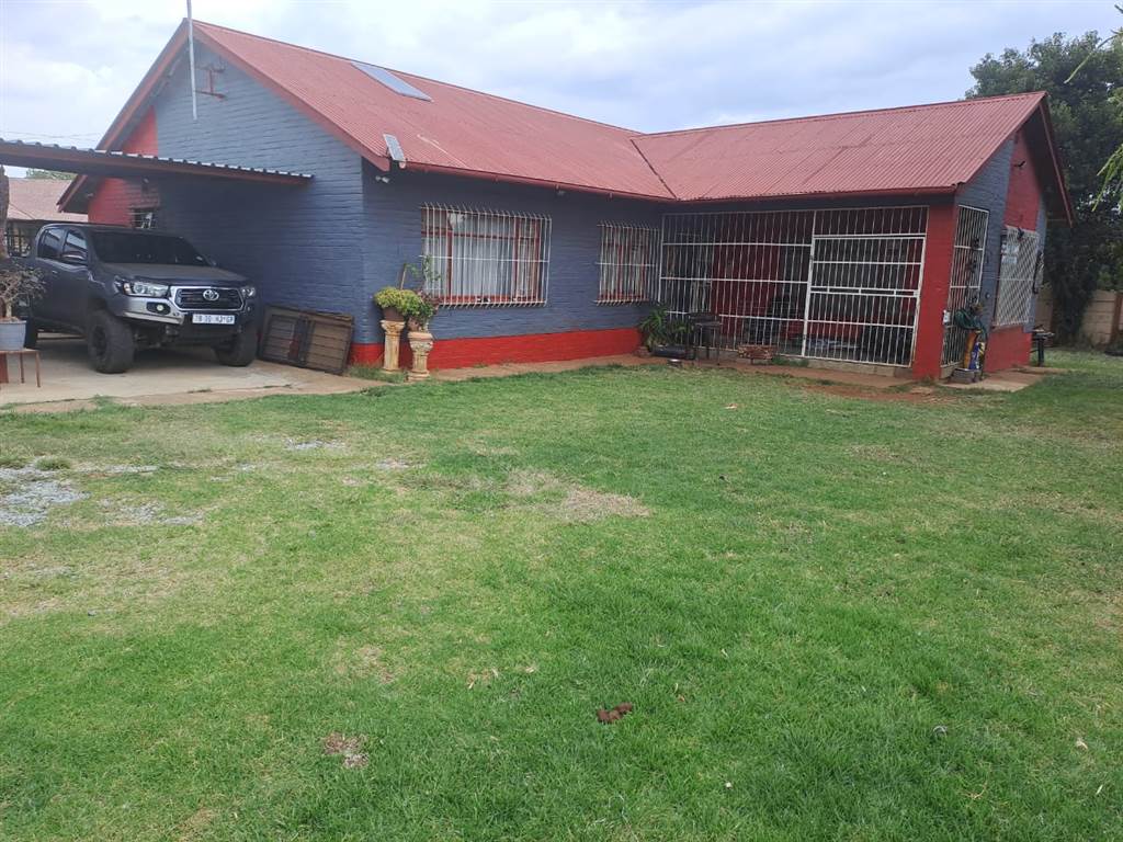 3 Bed House in Fochville photo number 2
