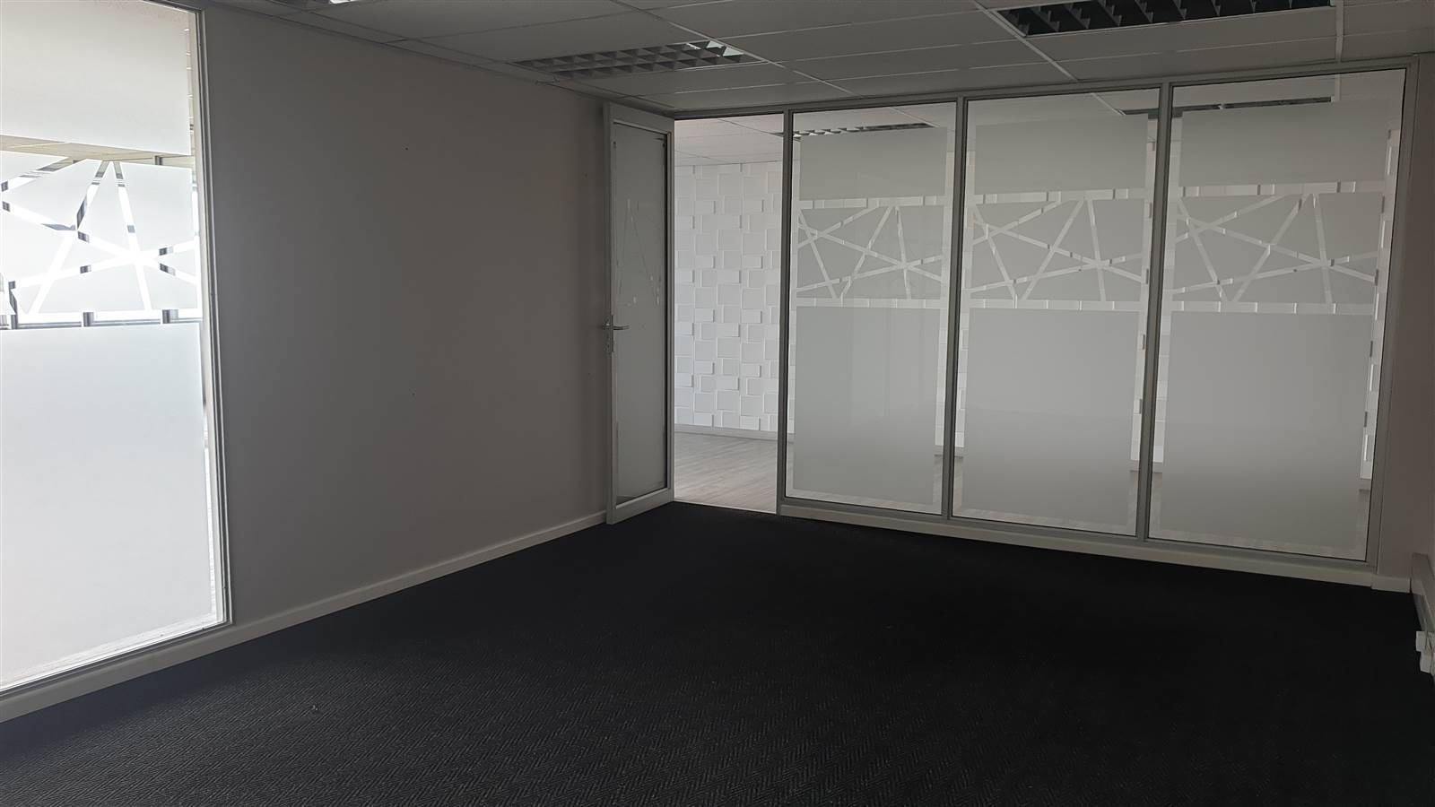 397  m² Commercial space in Plattekloof photo number 8